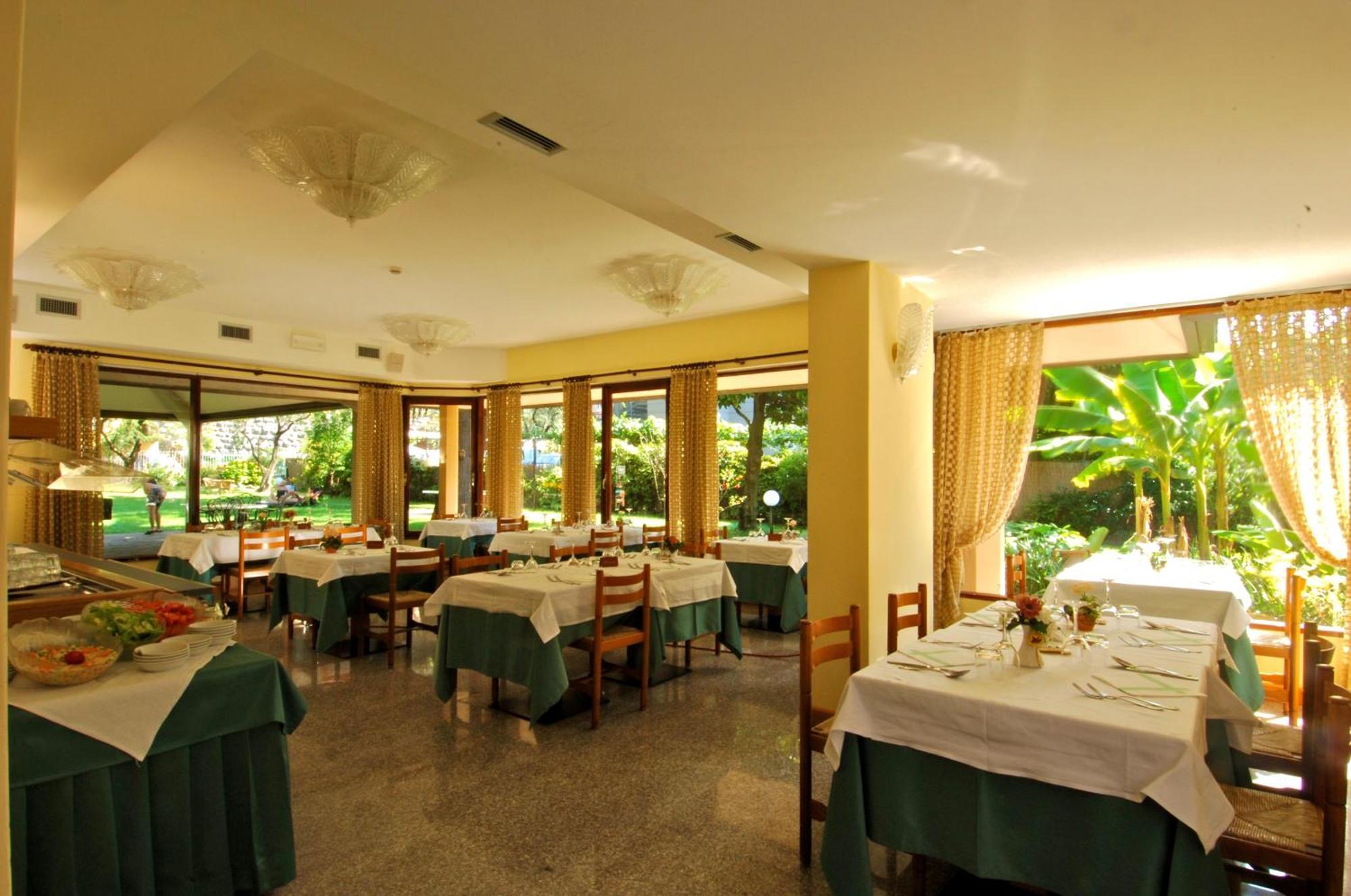 Hotel Elisabetta Torbole Sul Garda Exterior photo